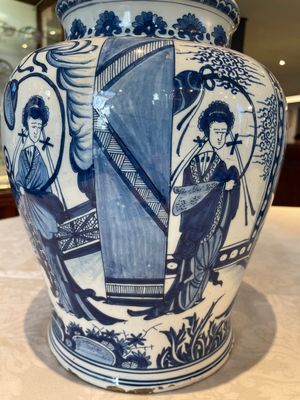 A pair of impressive blue and white Dutch Delft chinoiserie vases, ca. 1700 — photo 7