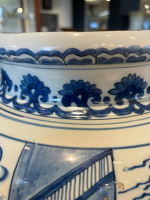 A pair of impressive blue and white Dutch Delft chinoiserie vases, ca. 1700 — photo 8