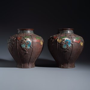 A pair of inscribed Japanese bronze champlevé vases — photo 2