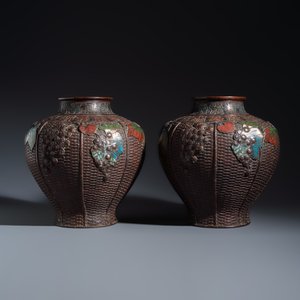 A pair of inscribed Japanese bronze champlevé vases — photo 4