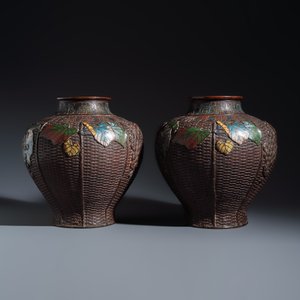 A pair of inscribed Japanese bronze champlevé vases — photo 5