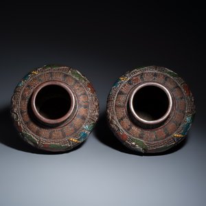 A pair of inscribed Japanese bronze champlevé vases — photo 6