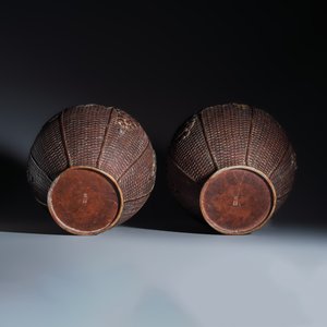 A pair of inscribed Japanese bronze champlevé vases — photo 7