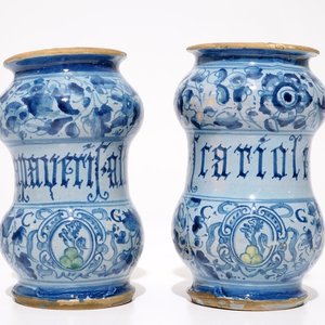 A pair of Italian maiolica alberelli, Venice, dated 1592 — 照片 1