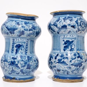A pair of Italian maiolica alberelli, Venice, dated 1592 — 照片 3