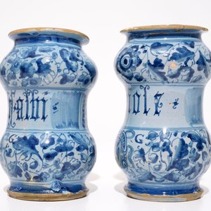 A pair of Italian maiolica alberelli, Venice, dated 1592 — 照片 4