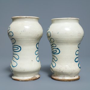A pair of Italian maiolica armorial albarelli, Deruta, dated 1562 — 照片 3
