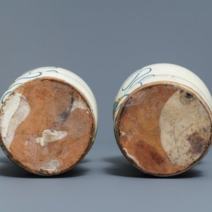 A pair of Italian maiolica armorial albarelli, Deruta, dated 1562 — 照片 6