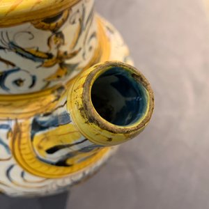 A pair of Italian maiolica armorial wet drug jars, Deruta or Umbria, 17th C. — photo 15