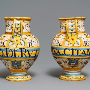A pair of Italian maiolica armorial wet drug jars, Deruta or Umbria, 17th C. — photo 3
