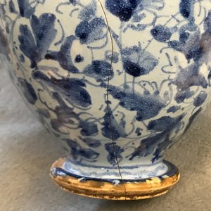 A pair of Italian maiolica berettino-ground wet drug jars, Venice or Rome, dated 1592 — photo 15