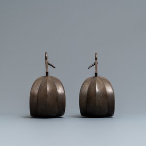 A pair of Japanese 'abumi' stirrups with 'raden' inlay of mother-of-pearl, Edo, 18th C. — photo 3
