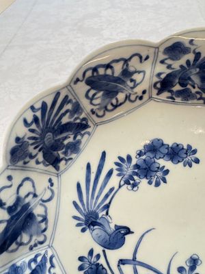 A pair of Japanese Arita blue and white 'Birds among Flowering Branches' plates, Edo 18th C. — foto 4