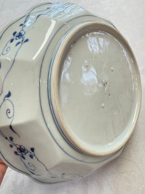 A pair of Japanese Arita blue and white 'Birds among Flowering Branches' plates, Edo 18th C. — foto 10