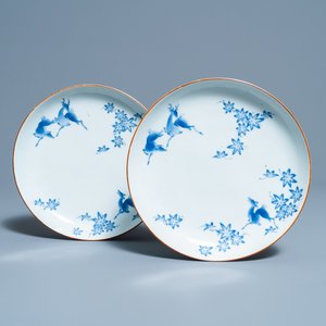 A pair of Japanese Arita blue and white Kakiemon-style 'deer' plates, Edo, 17/18th C. — 照片 1