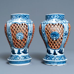 A pair of Japanese Arita blue and white reticulated vases, Edo, 17/18th C. — photo 3