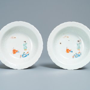 A pair of Japanese Arita Kakiemon-style bowls with boys, Edo, 18/19th C. — 照片 1
