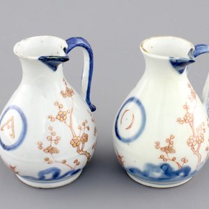 A pair of Japanese Arita porcelain oil and vinegar jugs, 18th C. — photo 1