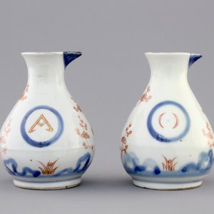 A pair of Japanese Arita porcelain oil and vinegar jugs, 18th C. — photo 2