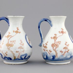 A pair of Japanese Arita porcelain oil and vinegar jugs, 18th C. — photo 3