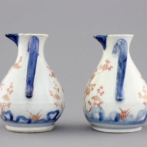 A pair of Japanese Arita porcelain oil and vinegar jugs, 18th C. — photo 4