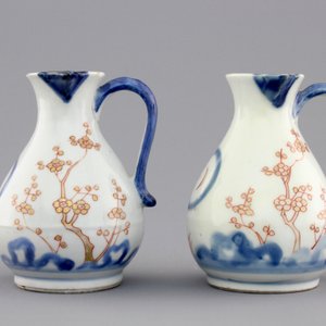 A pair of Japanese Arita porcelain oil and vinegar jugs, 18th C. — photo 5