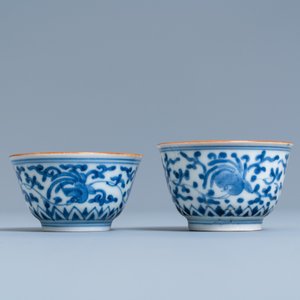 A pair of Japanese blue and white Arita bowls and a pair of celadon 'deer' dishes, Edo, 18/19th C. — photo 6
