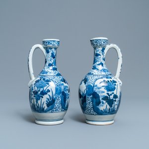 A pair of Japanese blue and white Arita jugs, Edo, 17/18th C. — 照片 1