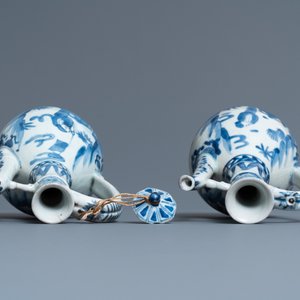 A pair of Japanese blue and white Arita jugs, Edo, 17th C. — 照片 6