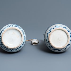 A pair of Japanese blue and white Arita jugs, Edo, 17th C. — 照片 7