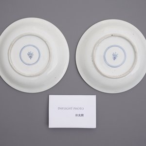 A pair of Japanese blue and white Arita 'qilin' plates, Edo, 17/18th C. — 照片 4