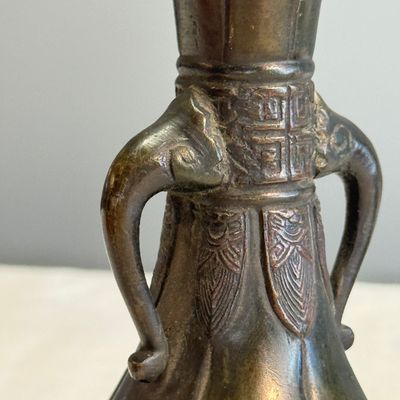 A pair of Japanese bronze 'Chilong' garlic-mouth vases and a bronze vase with handles — 照片 4