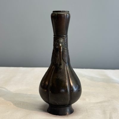 A pair of Japanese bronze 'Chilong' garlic-mouth vases and a bronze vase with handles — 照片 5
