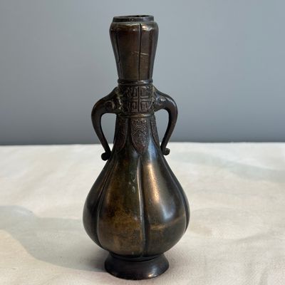 A pair of Japanese bronze 'Chilong' garlic-mouth vases and a bronze vase with handles — 照片 6
