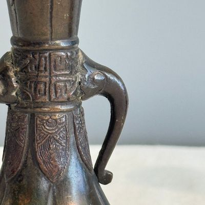 A pair of Japanese bronze 'Chilong' garlic-mouth vases and a bronze vase with handles — 照片 7