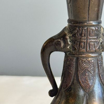 A pair of Japanese bronze 'Chilong' garlic-mouth vases and a bronze vase with handles — 照片 8