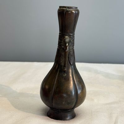 A pair of Japanese bronze 'Chilong' garlic-mouth vases and a bronze vase with handles — 照片 9