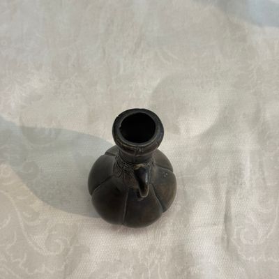 A pair of Japanese bronze 'Chilong' garlic-mouth vases and a bronze vase with handles — 照片 10