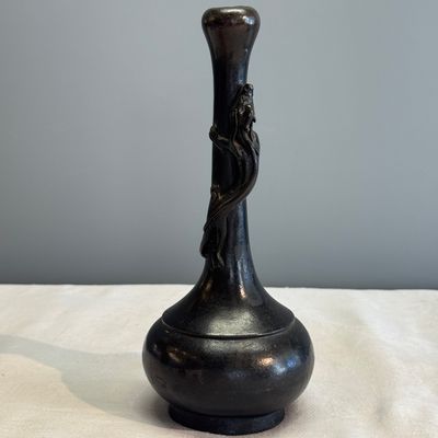 A pair of Japanese bronze 'Chilong' garlic-mouth vases and a bronze vase with handles — 照片 13