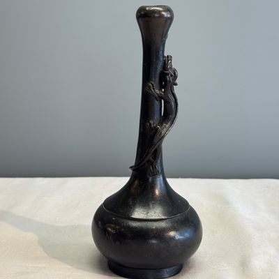 A pair of Japanese bronze 'Chilong' garlic-mouth vases and a bronze vase with handles — 照片 14