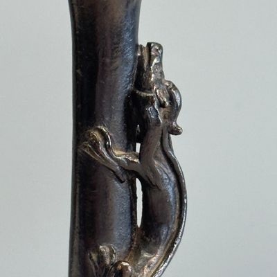 A pair of Japanese bronze 'Chilong' garlic-mouth vases and a bronze vase with handles — 照片 15