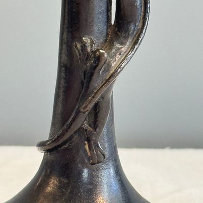 A pair of Japanese bronze 'Chilong' garlic-mouth vases and a bronze vase with handles — 照片 16