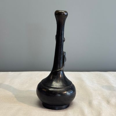 A pair of Japanese bronze 'Chilong' garlic-mouth vases and a bronze vase with handles — 照片 17