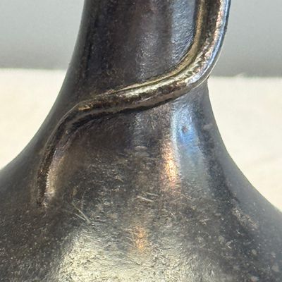 A pair of Japanese bronze 'Chilong' garlic-mouth vases and a bronze vase with handles — 照片 18