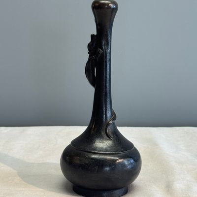 A pair of Japanese bronze 'Chilong' garlic-mouth vases and a bronze vase with handles — 照片 19