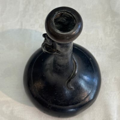 A pair of Japanese bronze 'Chilong' garlic-mouth vases and a bronze vase with handles — 照片 20