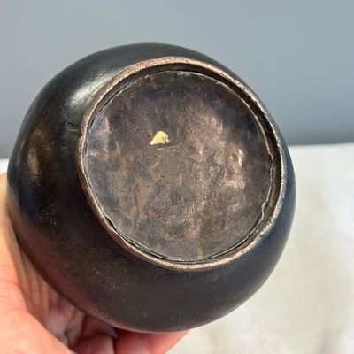 A pair of Japanese bronze 'Chilong' garlic-mouth vases and a bronze vase with handles — 照片 21