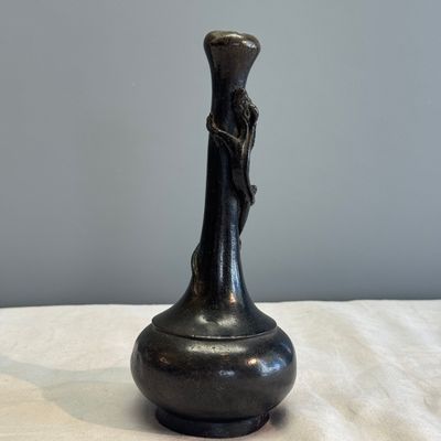 A pair of Japanese bronze 'Chilong' garlic-mouth vases and a bronze vase with handles — 照片 23