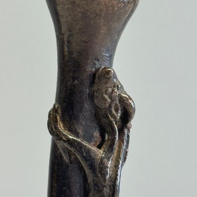 A pair of Japanese bronze 'Chilong' garlic-mouth vases and a bronze vase with handles — 照片 24