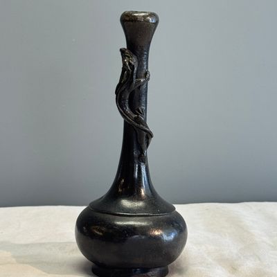 A pair of Japanese bronze 'Chilong' garlic-mouth vases and a bronze vase with handles — 照片 26